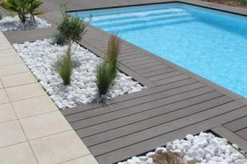 Une terrasse composite autour de votre piscine Une terrasse composite autour de votre piscine
