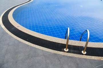 Piscine coque ou béton : on a comparé les deux pour vous