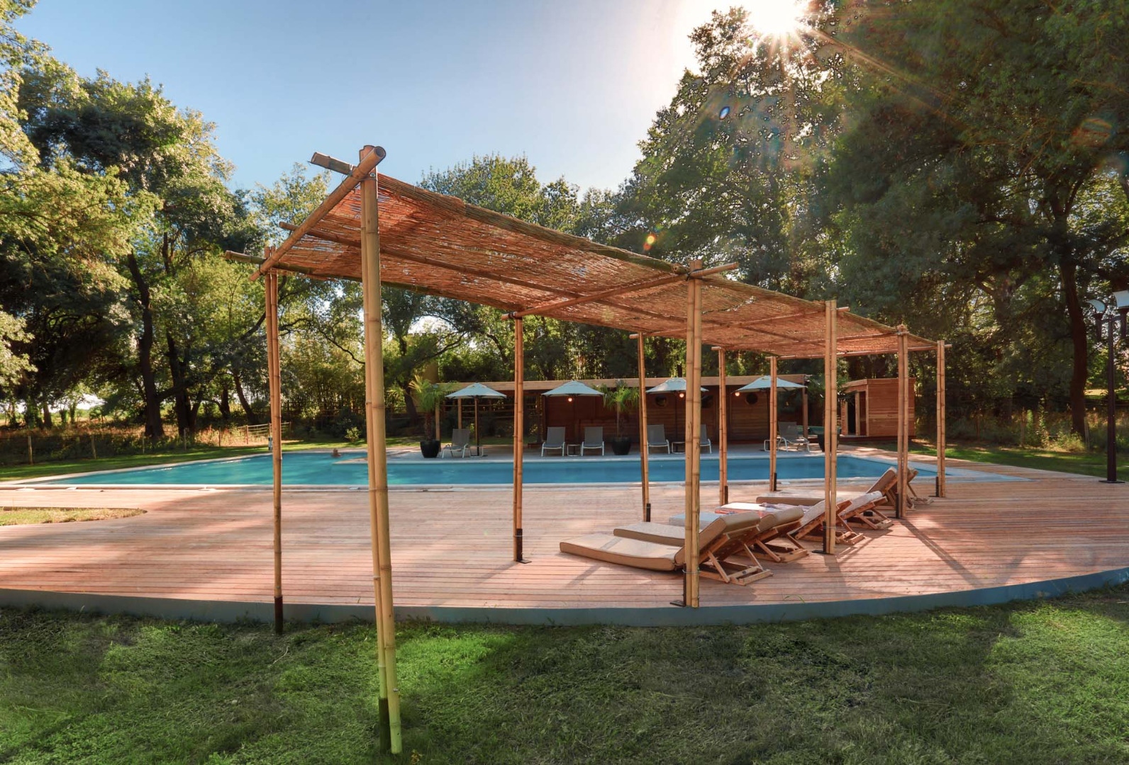 Une terrasse bois autour de votre piscine