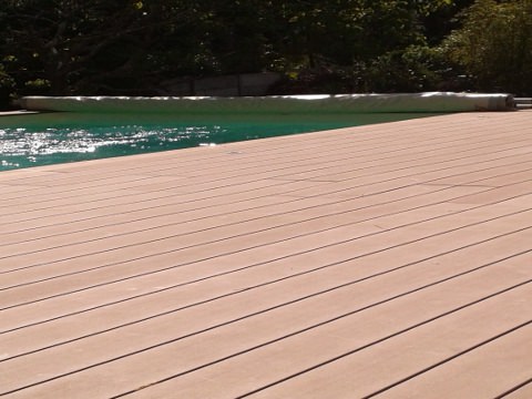 Une terrasse composite autour de votre piscine