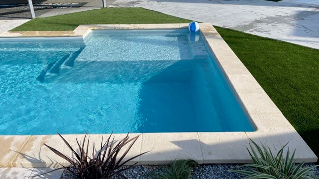 Piscine coque polyester gamme Larimar