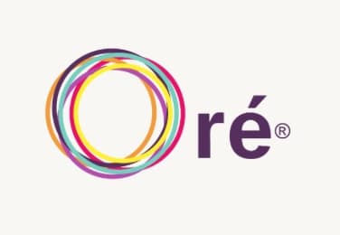 Logo de la marque Oré® : un grand O formé par des anneaux multicolores (violet, jaune, magenta, orange) qui se chevauchent.