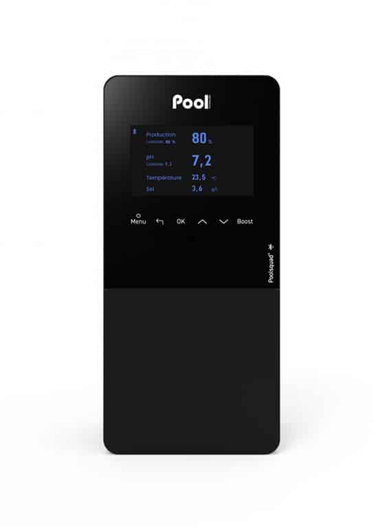 Contrôleur Pool Poolsquad noir. Écran affichant Production 80%, pH 7,2, Température 23,5 °C et Sel 3,6 g/l. Commandes Menu et Boost.